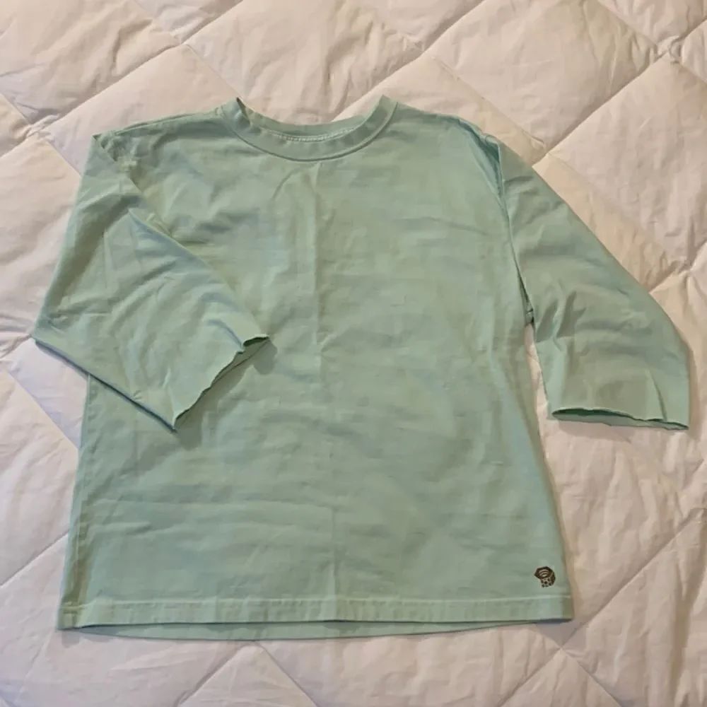 MOUNTAIN HARDWEAR, 3/4 length sleeve T shirt w/ climbing wall design back